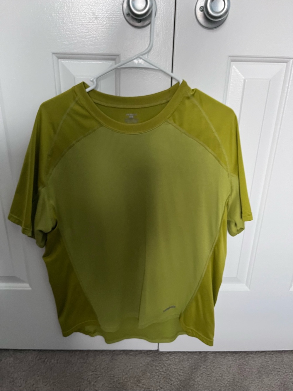 Patagonia Men’s Large Green Short sleeve lightweight shirt
